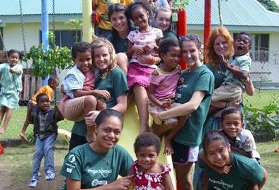 Volontari giocano con i bambini di una scuola locale a Nadi Alcuni volontari in missione umanitaria alle Fiji, intrattengono i bambini locali