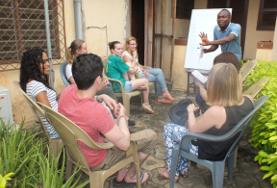 I volontari durante una lezione di Ewe, una delle lingue locali in Togo I volontari durante una lezione di Ewe, una delle lingue locali in Togo