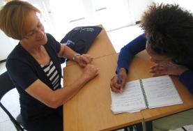 una studentessa durante una lezione di francese una studentessa durante una lezione di francese