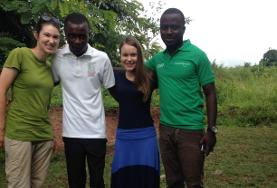 Due volontarie in compagnia dello staff locale in Ghana Due volontarie in compagnia dello staff locale in Ghana