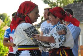 Due donne ballano una danza tradizionale rumena Due donne ballano una danza tradizionale rumena