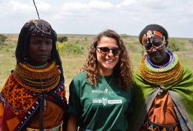 Una volontaria in posa con una coppia di Masai in Kenya Una volontaria in posa con una coppia di Masai in Kenya