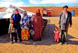 Una famiglia di nomadi in Marocco Una famiglia di nomadi in Marocco