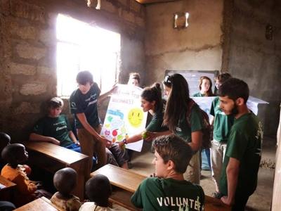 Volontari di medicina visitano i bambini a scuola Stage di medicina in Tanzania