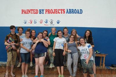 Un gruppo di volontari ha lavorato duramente per sostenere la comunità locale Volontariato all'estero in gruppo