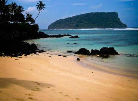 Samoa: veduta della costa e del mare cristallino Vista di una meravigliosa spiaggia di Samoa