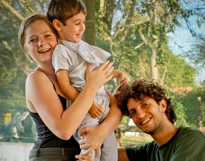 Volontari aiutano un bambino nel progetto di ippoterapia Volontari con un bambino per il progetto di terapia equestre in Argentina