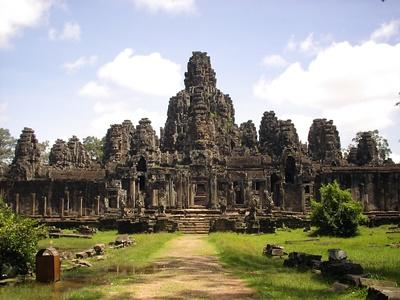 Vista del famoso tempio di Angkor Vat Un uomo del posto fa abbeverare il suo cavallo nei pressi di un famoso sito storico della Cambogia