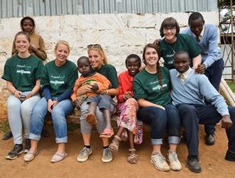 Un gruppo di ragazzi in posa con dei bambini che hanno conosciuto la loro esperienza di volontariato in Kenya con Projects Abroad Dei volontari in posa durante il loro periodo di volontariato in Kenya