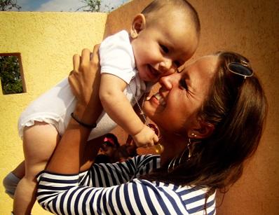 Volontaria intrattiene un bambino durante il progetto di missioni umanitarie in Messico Una volontaria si prende cura di un bambino durante una missione umanitaria a Guadalajara