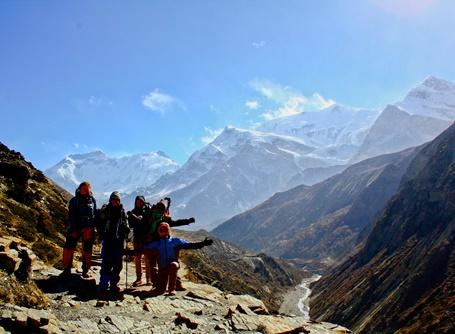 Volontari durante una gita in Nepal Volontari in escursione sulle montagne del Nepal