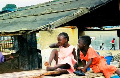 Bambini senegalesi che ridono Bambini a St. Louis