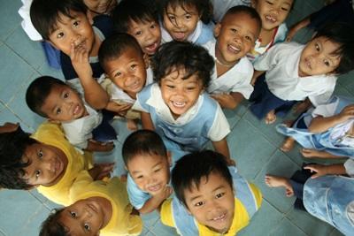 Bambini di una scuola di Krabi che aderisce al progetto di volontariato in insegnamento Un gruppo di bambini del progetto di volontariato in insegnamento in Thailandia