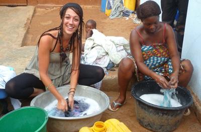 Volontaria lava i panni in un centro per i bambini in Togo Volontaria al lavoro in Togo