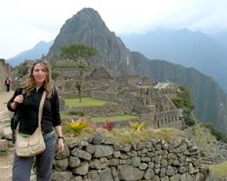 Una volontaria sul sito del progetto Inca Perù, una volontaria del progetto di archeologia
